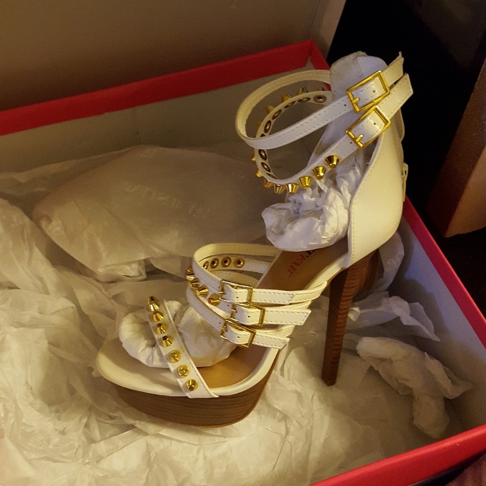 Size 7 white pumps